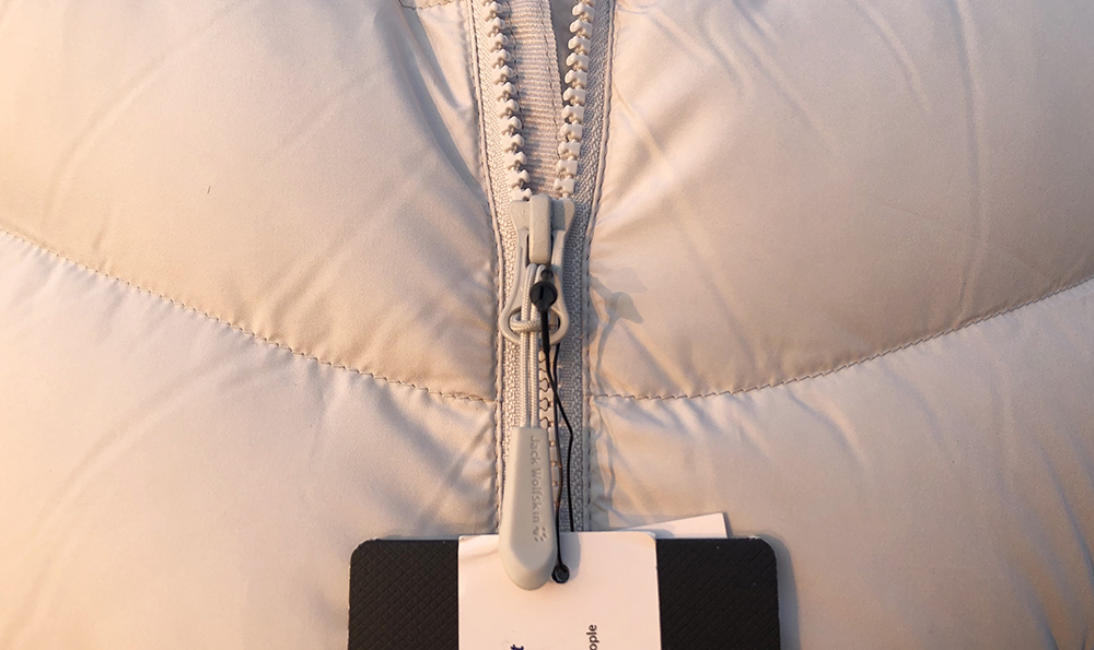 谁说暖冬羽绒服就会失宠？狼爪羽绒服评测，轻薄才是今年主打