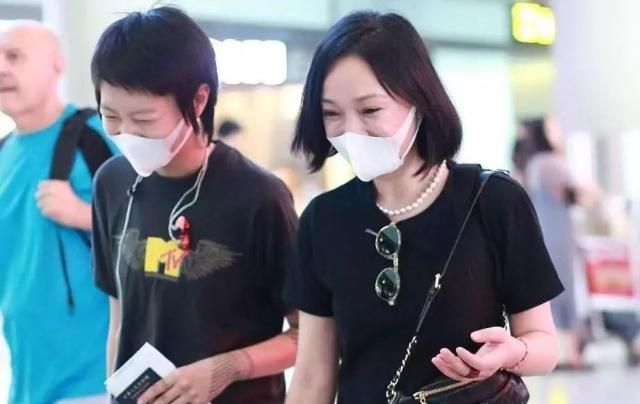 周迅窦靖童同框亲密互动合集,44岁周迅背米奇包