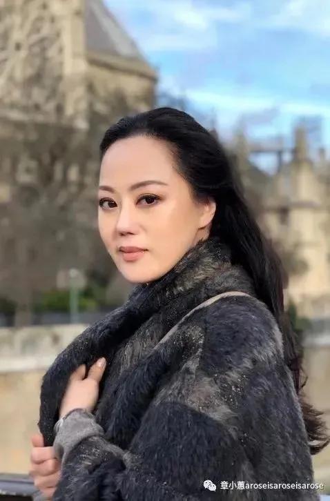 还记得2000年拿下黄子华的中环女律师MissMo穿过什么吗？