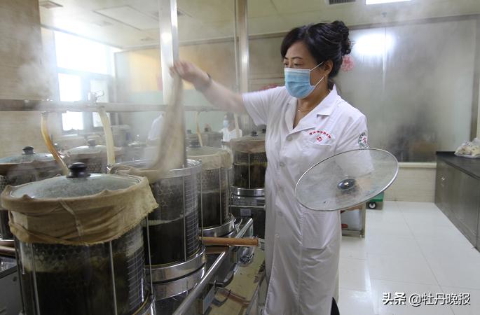 煎药师“汗蒸房”里熬良药