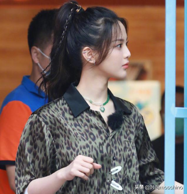 杨超越白衬衫搭配白色镂空吊带裙,杨超越同款横条西装配百褶裙