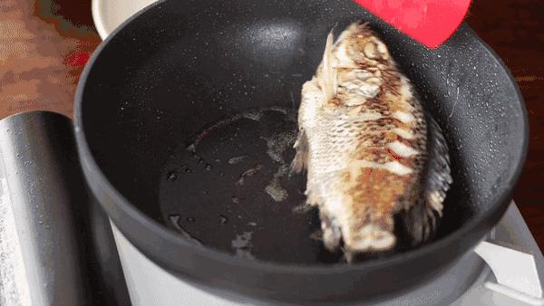 煎鱼不粘锅掉皮简单方法,怎么煎鱼不粘锅掉皮