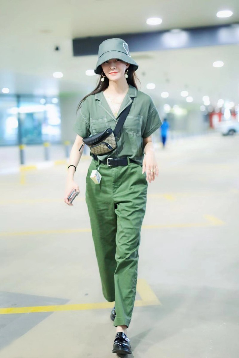 初秋降温太快,关晓彤服装秋冬穿搭