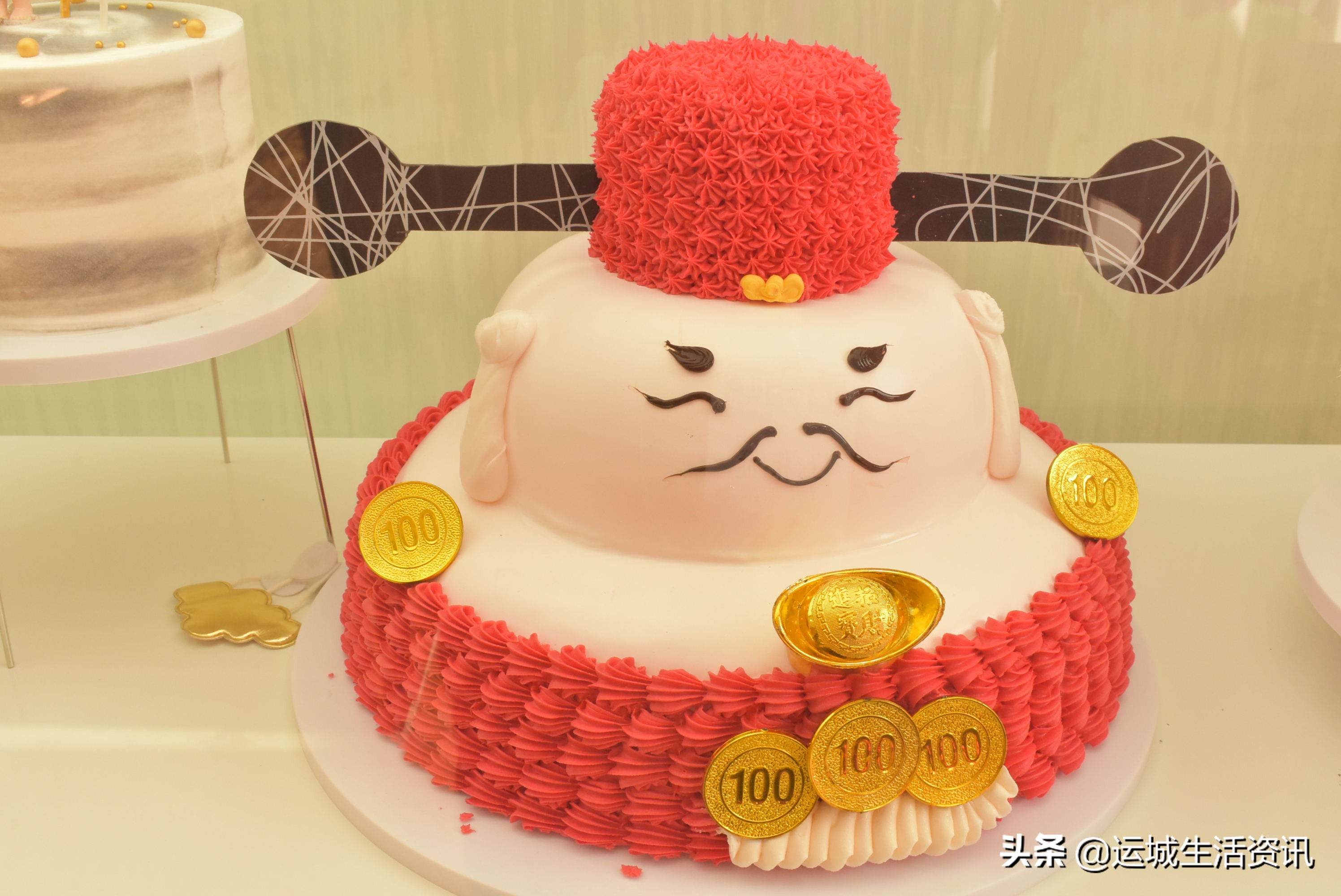 市民排队免费吃蛋糕：运城天鹅湾“生日颂烘焙”开业大酬宾