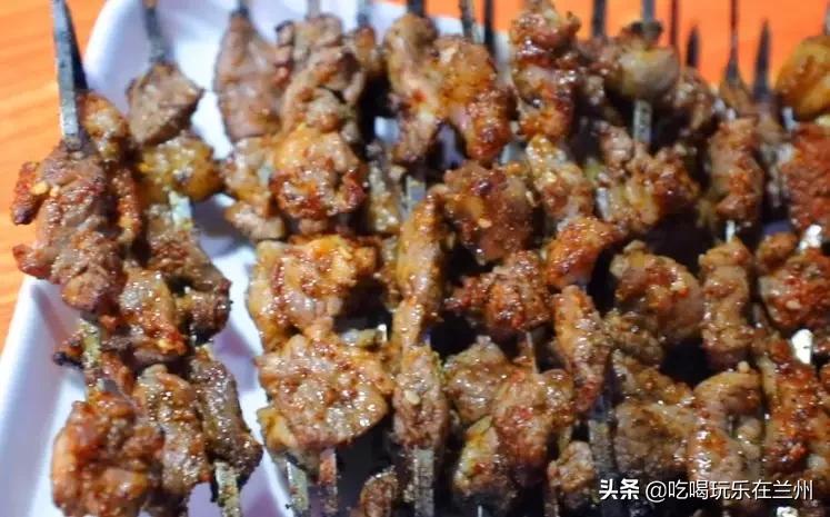 南关夜市这家烤肉，老板12岁出门打拼，烤肉就做了20多年