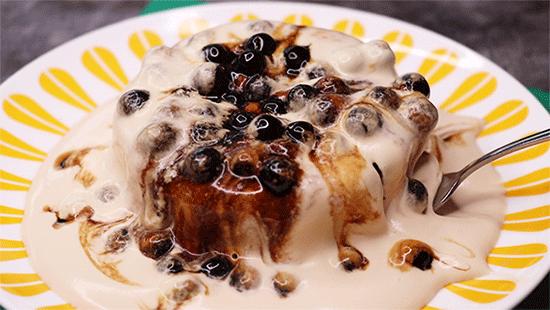 黑色和深咖色哪种颜色适合秋冬穿,浅的奶茶色在冬天里穿颇显氛围感