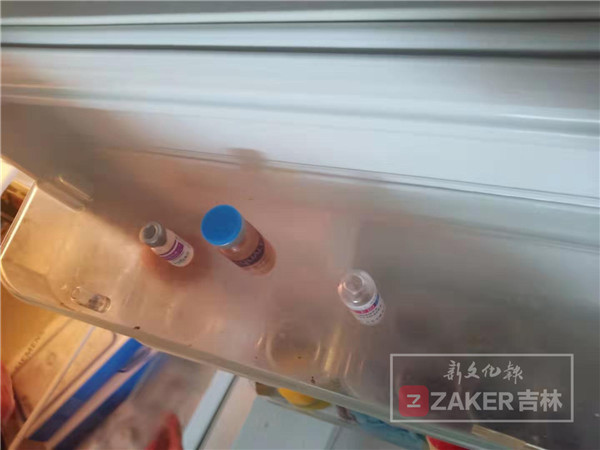 为变美做整容手术,女孩为变美注射玻尿酸