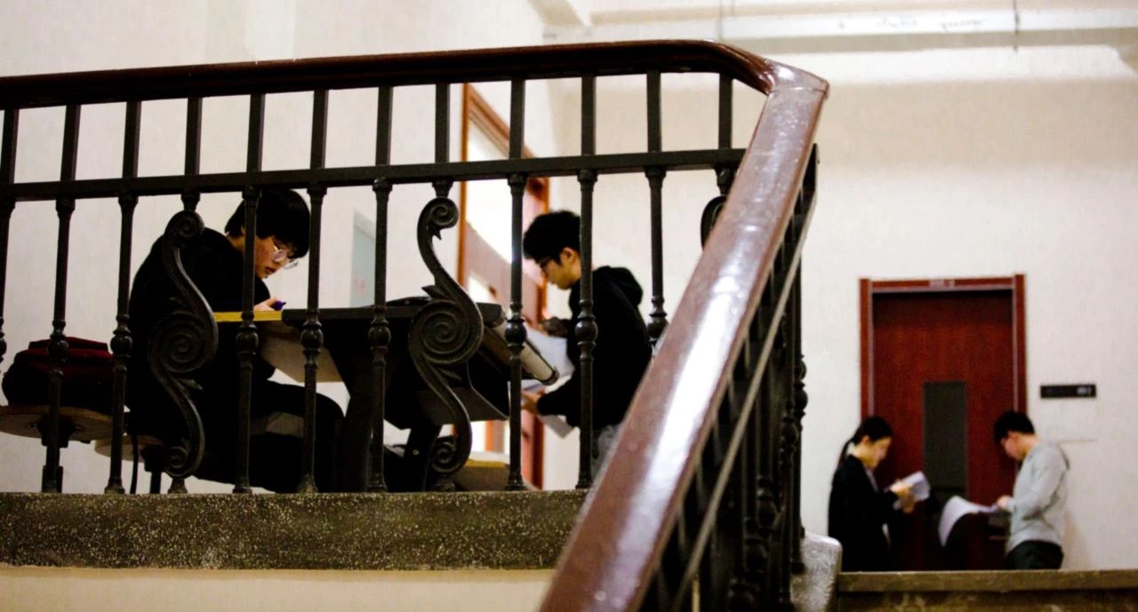 上了大学以为大学就轻松,听说上了大学就会很轻松