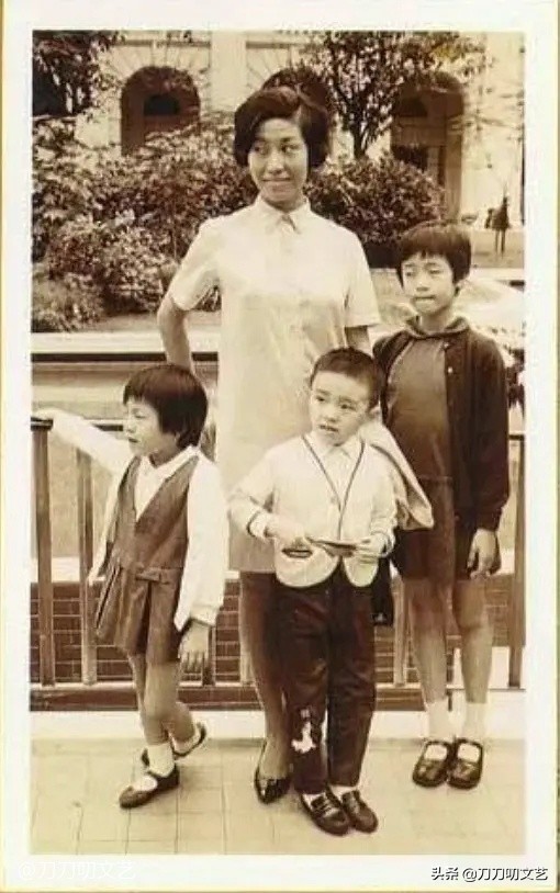 周星驰冲镜头飞吻画面,周星驰飞吻片段