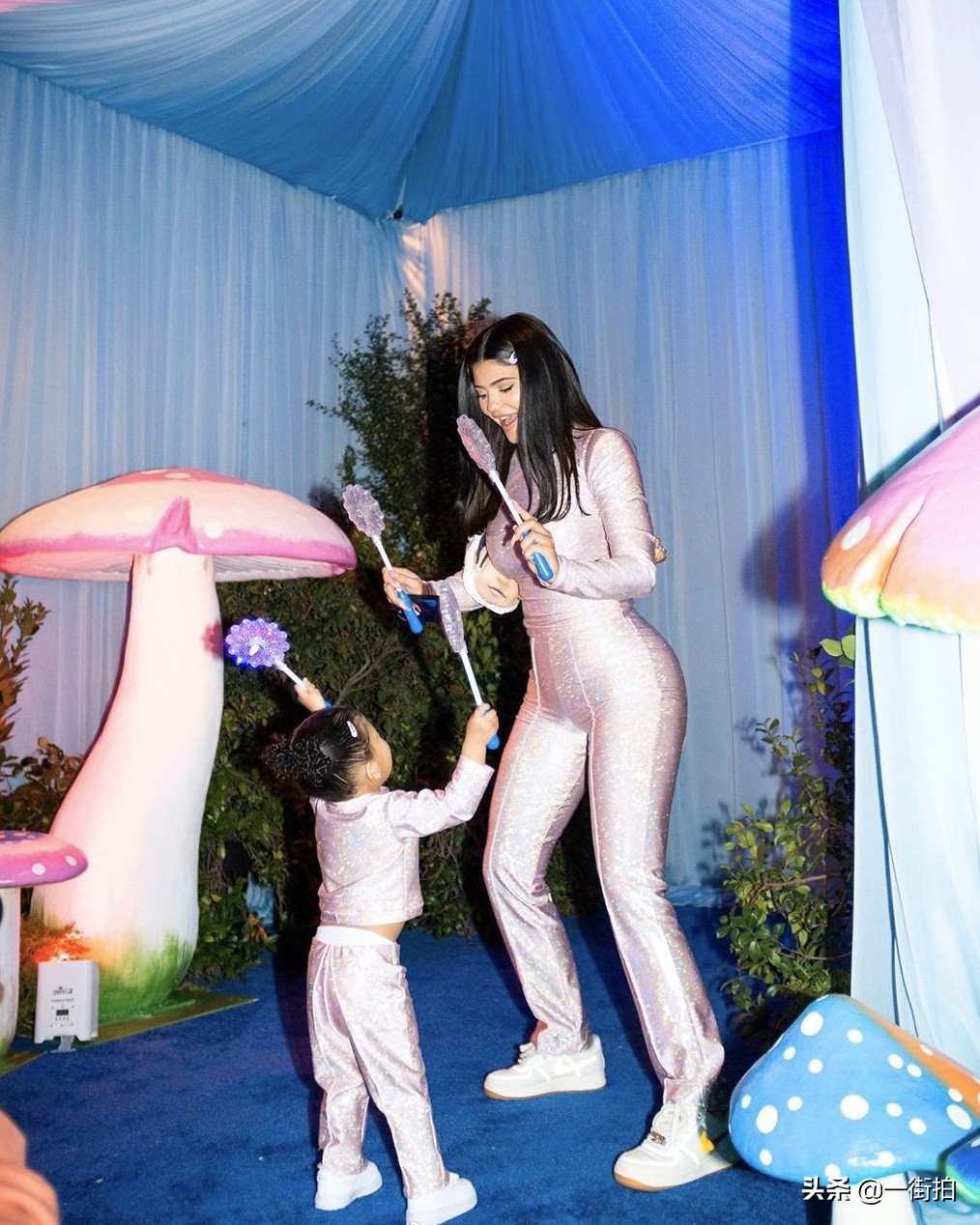 凯莉詹娜带女儿外出度假,丰乳肥臀太性感,网友:凯莉是不是胖了