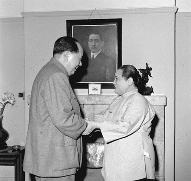 1976年毛主席追悼大会所有人站立默哀,唯独一老妇坐着,她是谁?