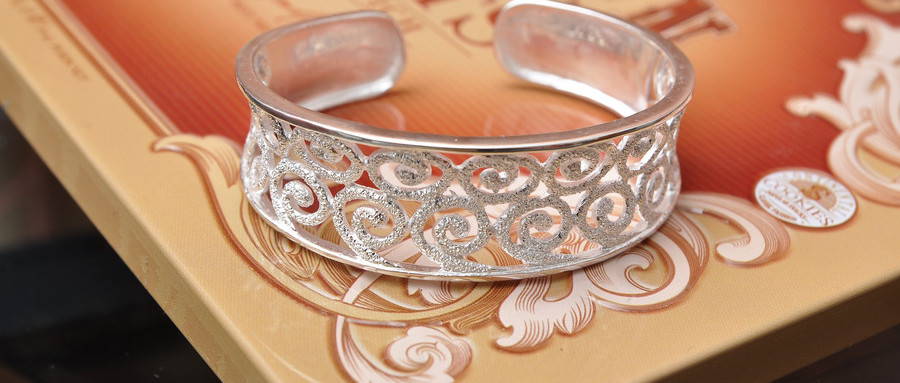 人戴银器能排毒吗,佩戴银饰品变黑是个人体质吗