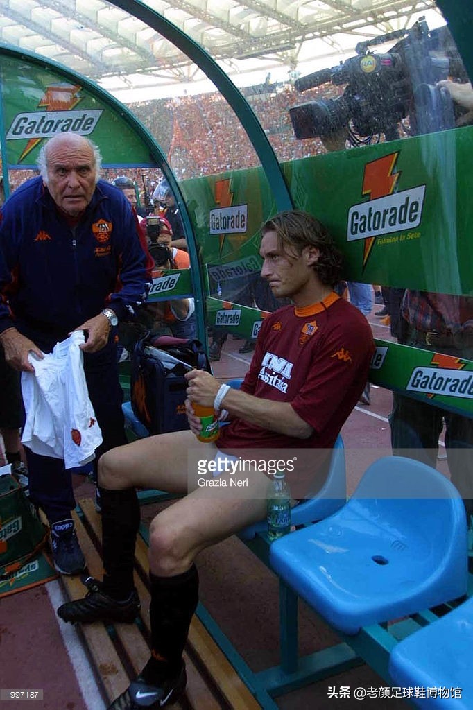 17岁签约nike,t90头号代言人欧锦赛反水怒喷球鞋散热差