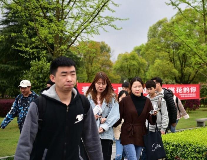 大学生为了逃课假扮老奶奶,大学生为了社团逃课