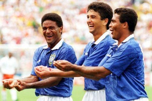 足坛十大经典庆祝动作,欧洲杯2024葡萄牙c罗雨中庆祝