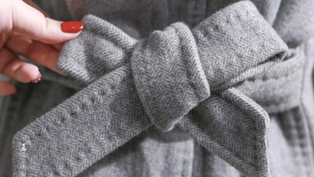 皮风衣腰带后面系法,风衣后面的腰带怎么系好看