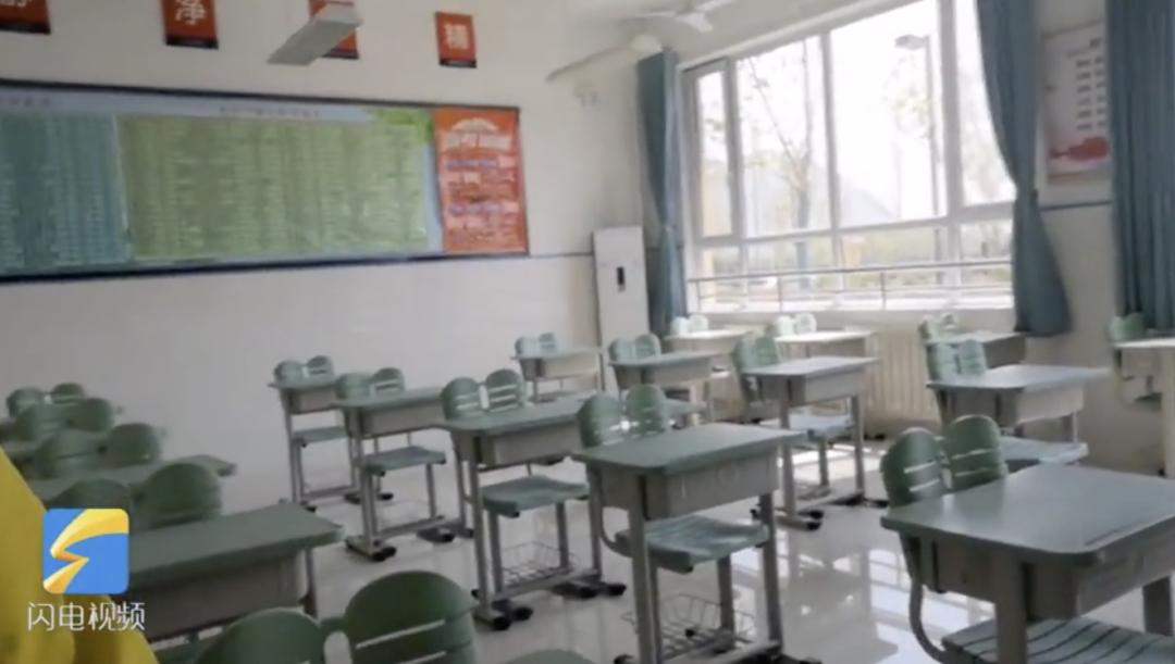 山东一学校食堂火了!一张餐桌4个凳子锁了3个,只容一人孤独地坐着