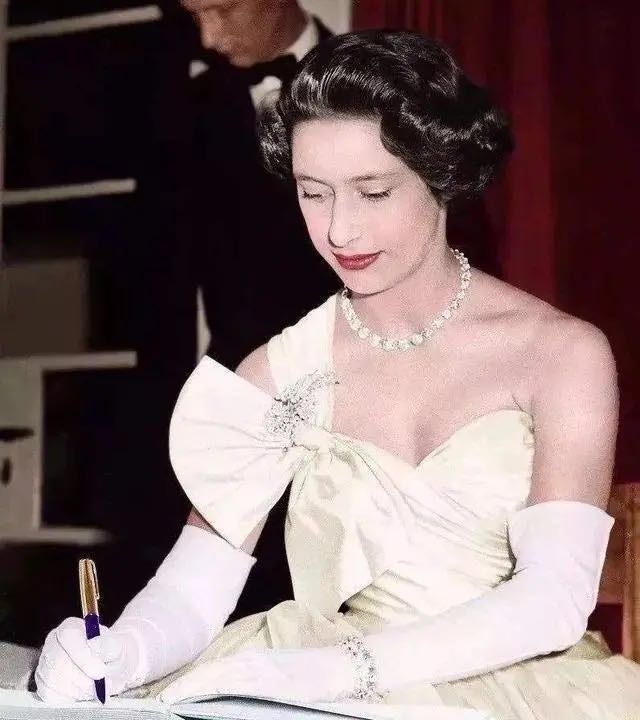 英国的女王年轻时的视频,英国女王服装从年轻穿到老年