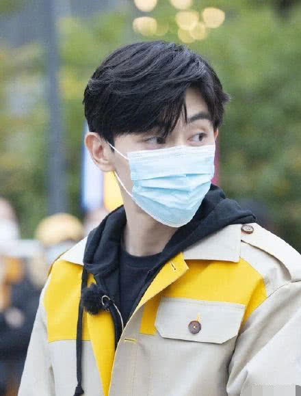 极限挑战热巴追着张艺兴捏气球,极限挑战第五季热巴张艺兴吃火锅