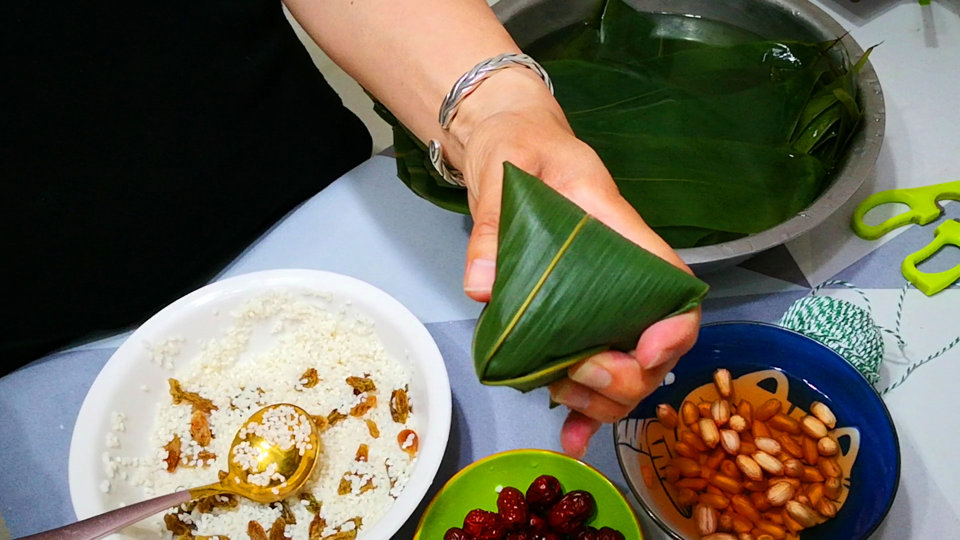 怎样包4角粽子慢动作,4角粽子怎么包做法最简单