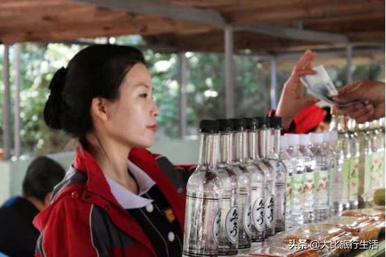 朝鲜上层人士的生活，住豪华江景房，妻子却在摆地摊