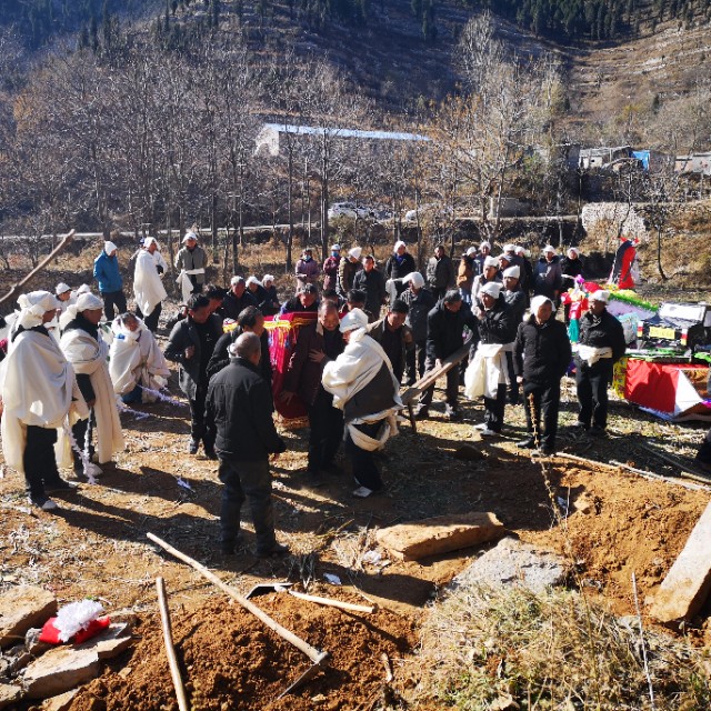 农村不火葬实行土葬是真的吗,山区可以土葬吗