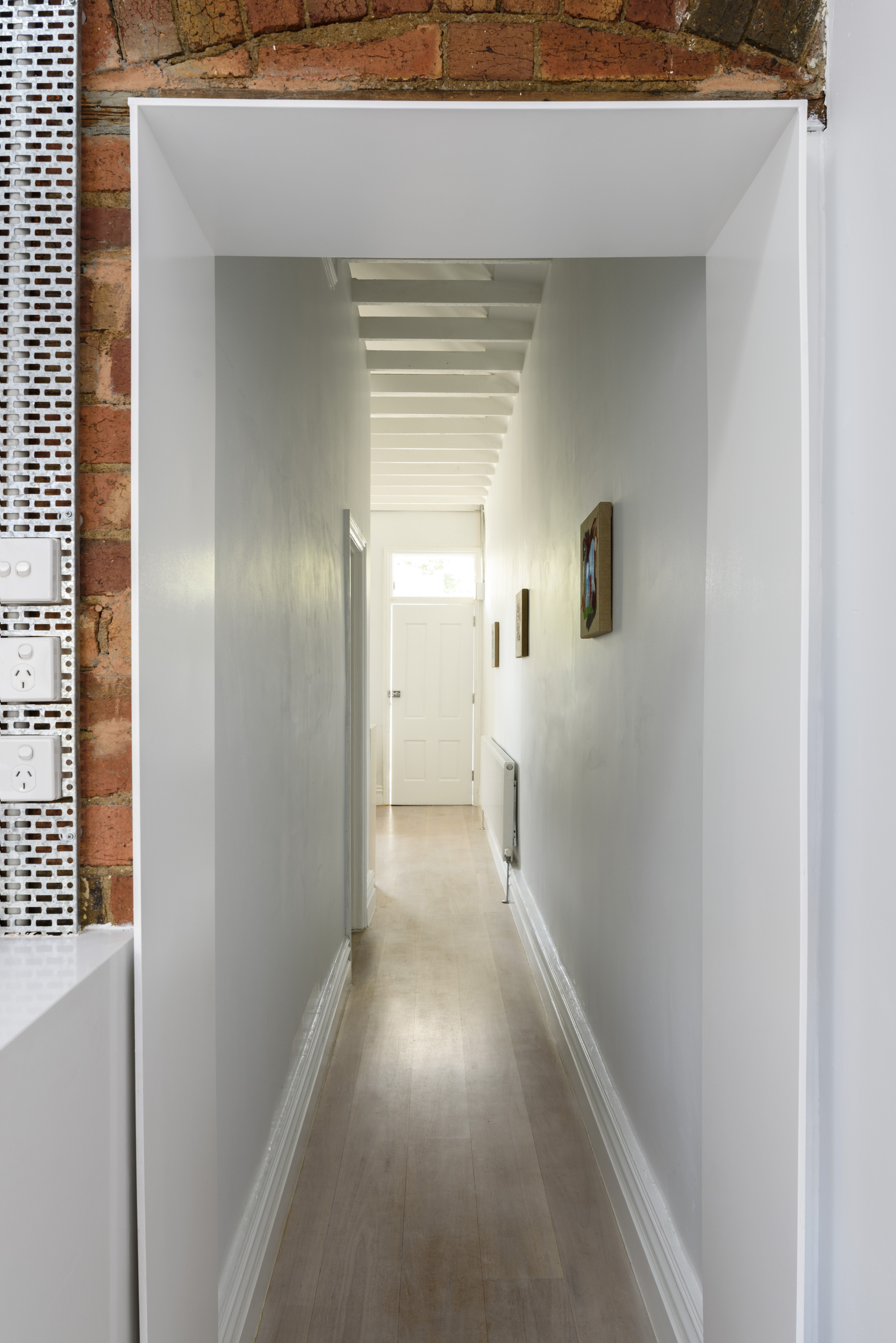 英伦式小屋,线性灯光房间