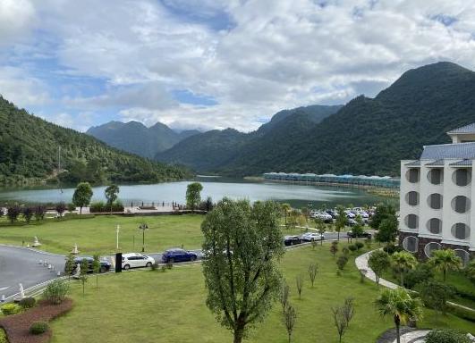 韶关的世外桃源，泡巴厘岛温泉，观小黄果树瀑布，享山景无边泳池