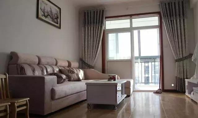 拖地水里放什么地板不容易沾灰,清水拖地湿漉漉