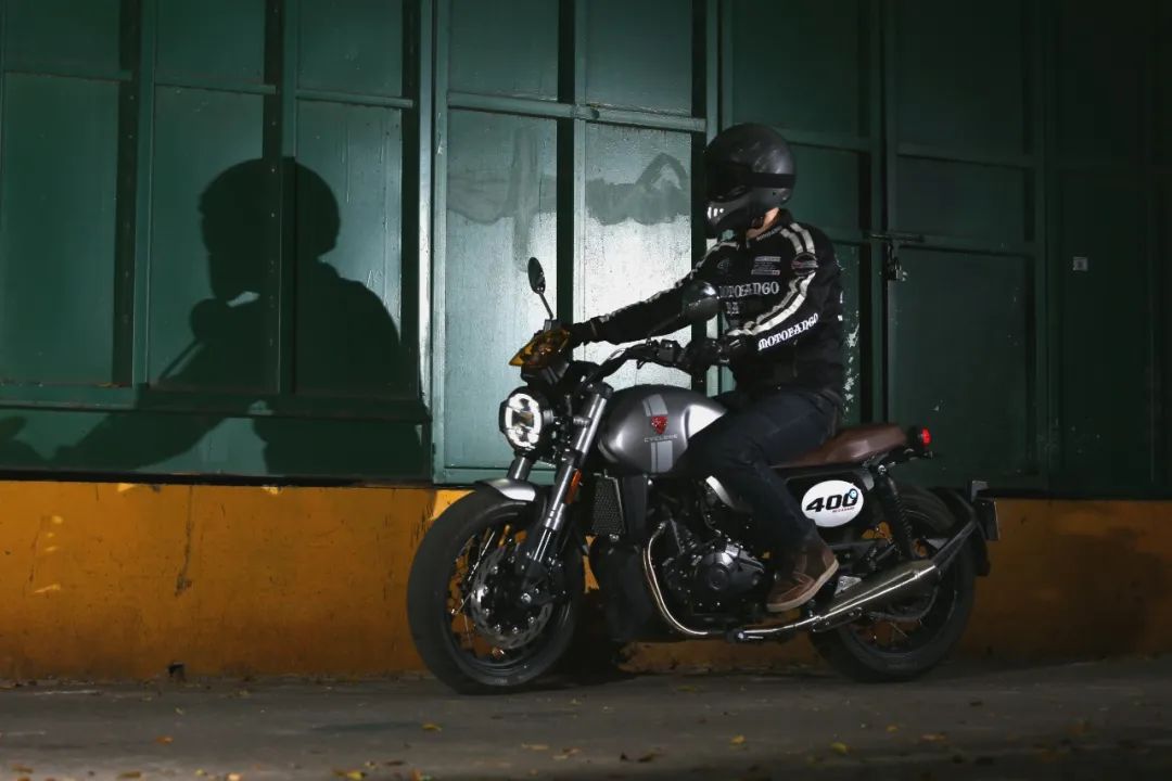 中量级双缸复古赛科龙re3试驾,宗申赛科龙re3双缸400复古摩托