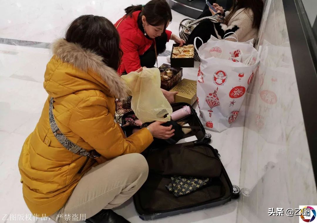 韩国免税店抢购中国游客排队,韩国免税店被中国代购包场