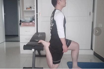 股四头肌：“我也不想这么凸出，谁让臀大肌和腘绳肌不争气呢！”