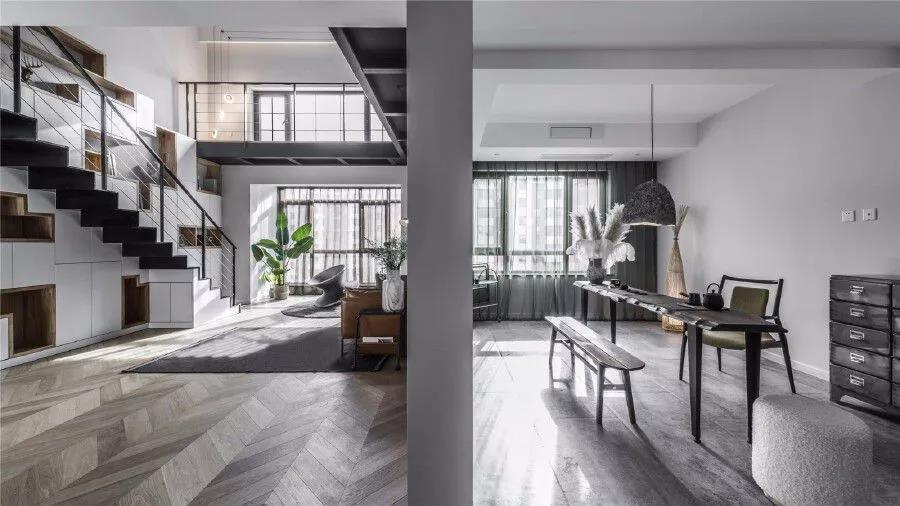 330㎡跃层,还附带阁楼,难怪朋友说像别墅,太大气了!尤其客厅