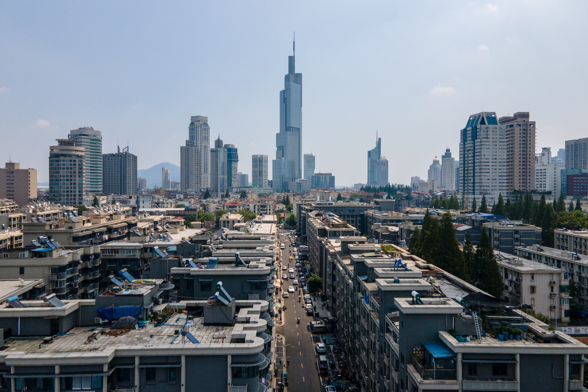 “南京第一高楼”最魔幻的一面，在西桥即可看到，如今是网红景点