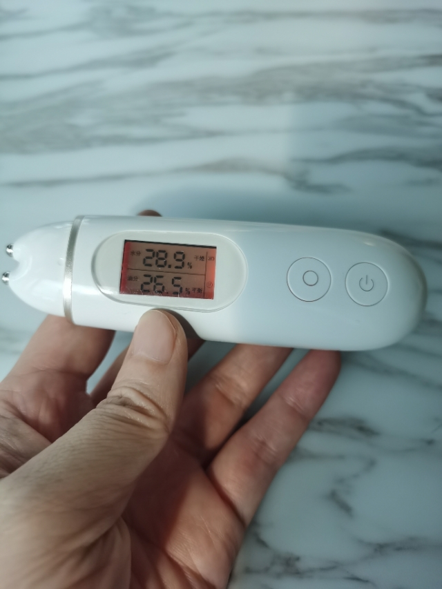 沁水粉底液推荐什么妆前乳 (沁水粉底和白金粉底哪个好用)