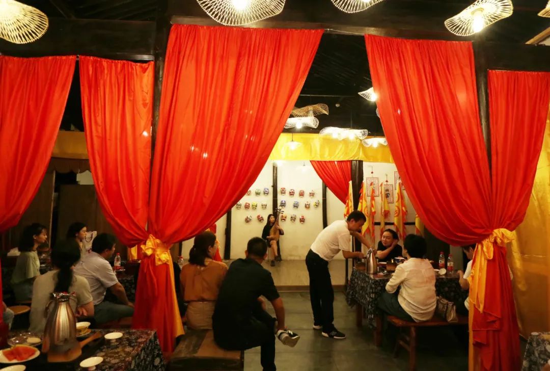 夜新叶，新叶夜，夜夜夜夜夜！唱吧醉仙居，探秘奶茶吧，茶憩戏曲馆，漫步烟花巷……每周六晚