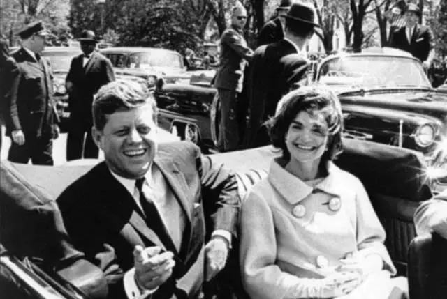 霍金站起来的照片,霍金站着