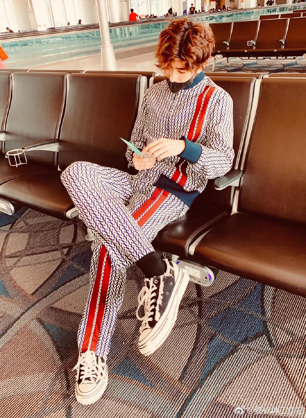 蔡徐坤同款潮鞋合集,蔡徐坤lisa虞书欣一起参加的综艺