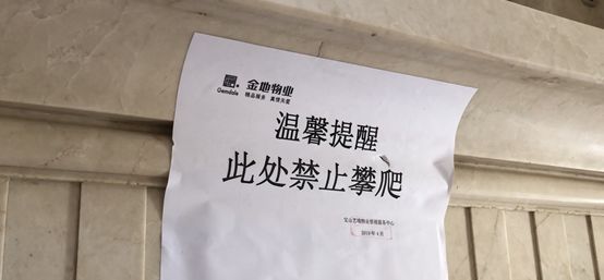 居民楼掉落男童当场死亡,小区内一男童高楼坠亡