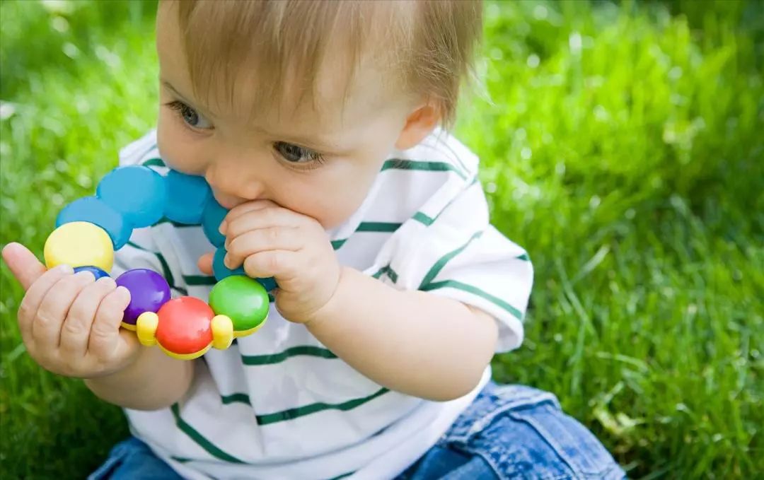 五月宝宝啃咬玩具要不要干预,五个月的宝宝咬玩具咬到发脾气