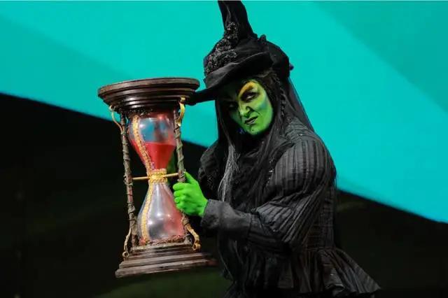 美国妹纸使用过期一年的美黑乳液,全身变绿,自嘲变成怪物史莱克