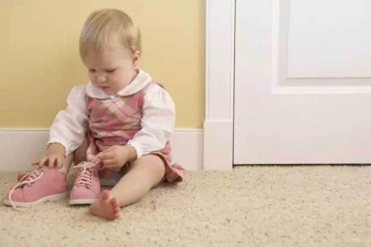 宝宝穿鞋爱掉怎么办,婴儿穿鞋总是掉的小妙招