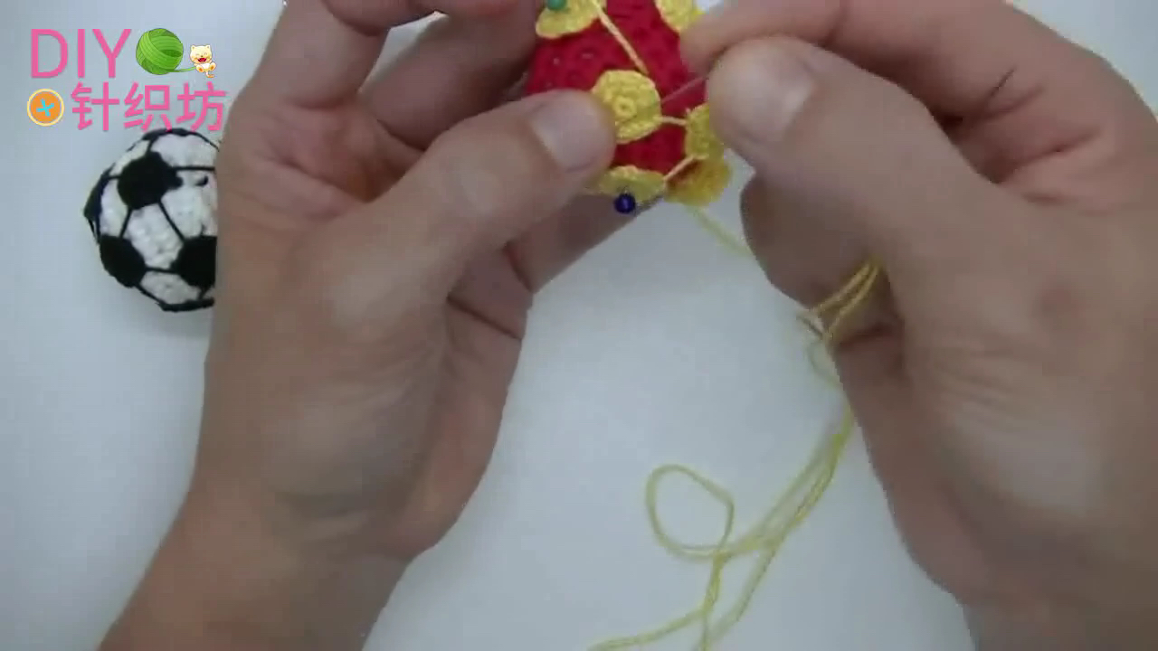 足球钥匙链小挂件,足球珠子编织钥匙扣