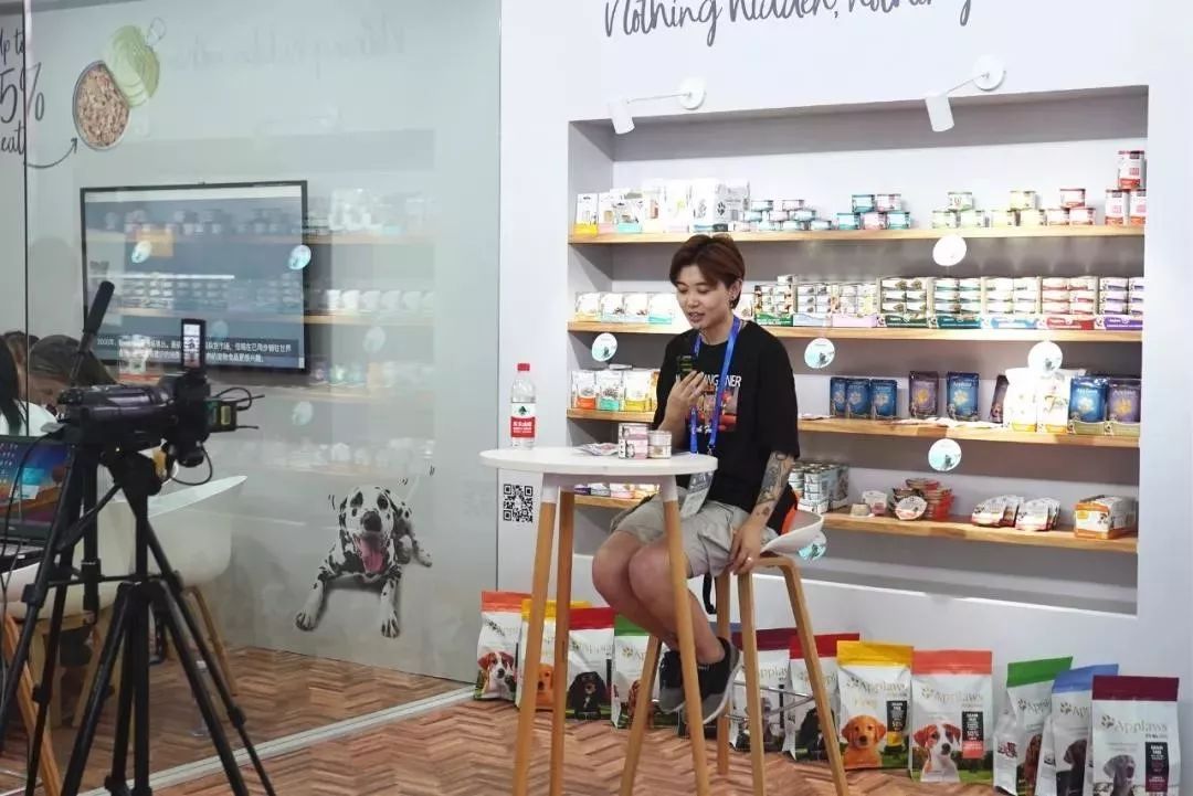 90后女孩直播卖农产品,00后美女吃美食直播