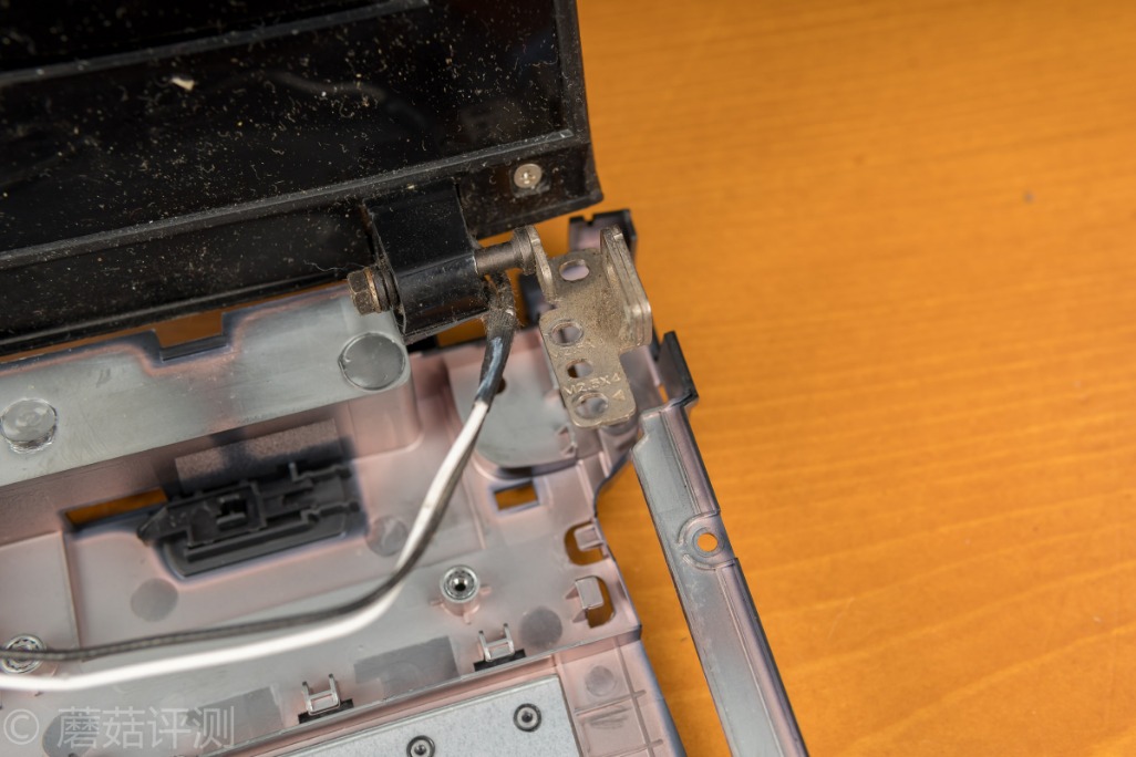 联想y400维修断轴,联想y400屏轴太紧