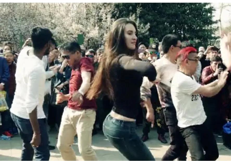 郑州尬舞纪录片,外国人挑战郑州尬舞