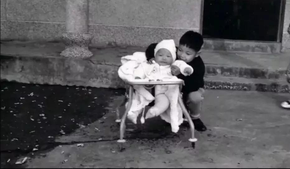 删*片毛**,讲荤段子,还不洗澡,但他教出的学生却能为刘德华写歌