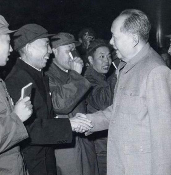 他曾紧急救驾毛主席，建国后中央规定，见主席不准带枪，他是例外