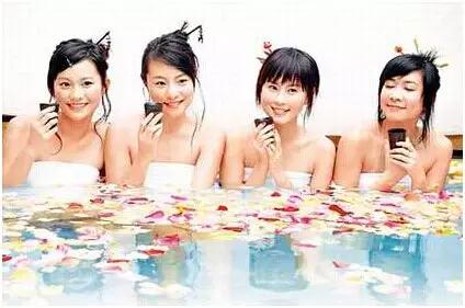 明星泡温泉,42岁女明星泡温泉