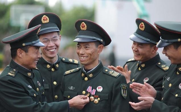 “兵王”王忠心：妻子“笑话”只长胡子不长职位，退役后过得如何